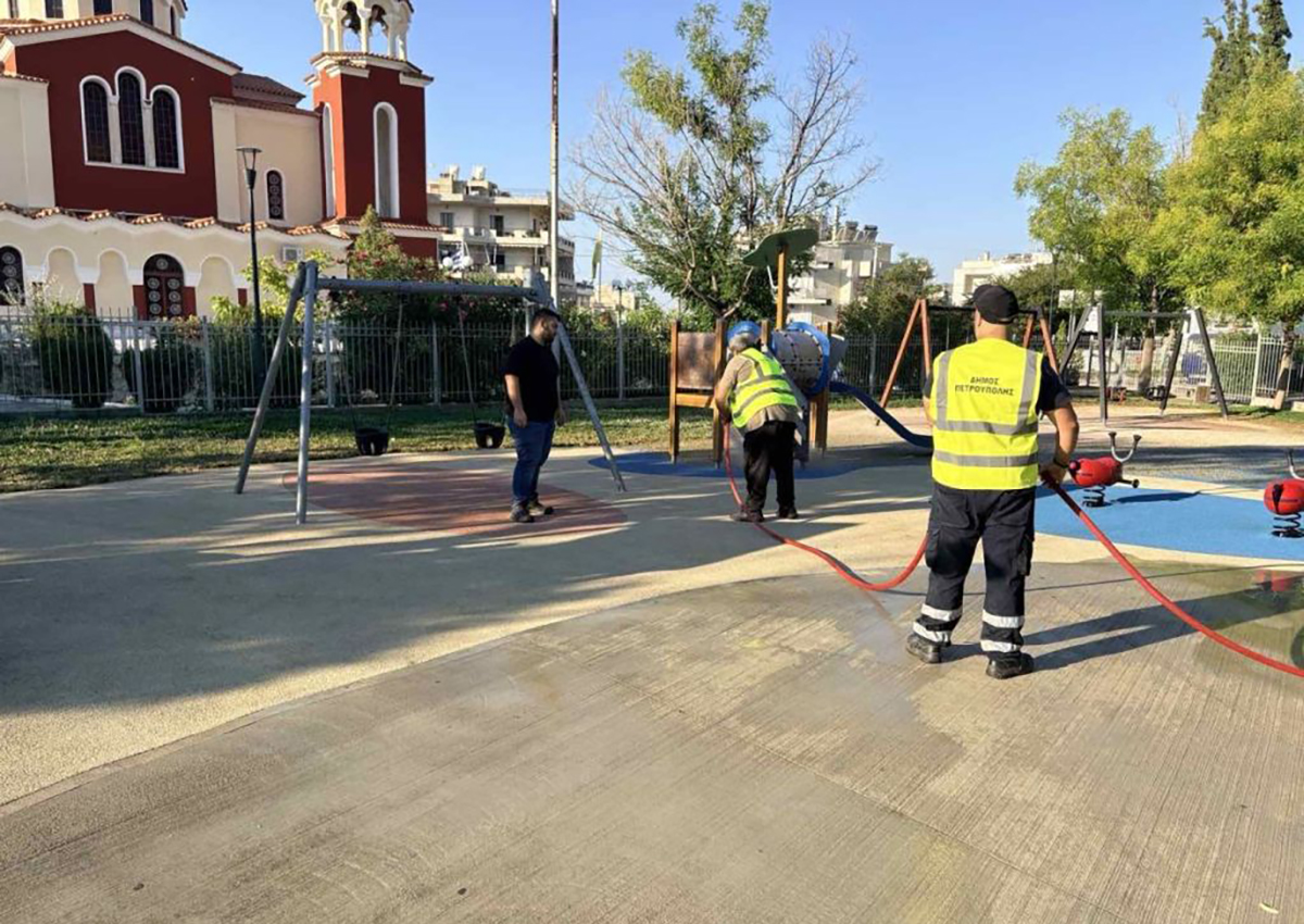 Δήμος Πετρούπολης: Εκτεταμένες εργασίες καθαρισμού δρόμων, πλατειών και κοινόχρηστων χώρων