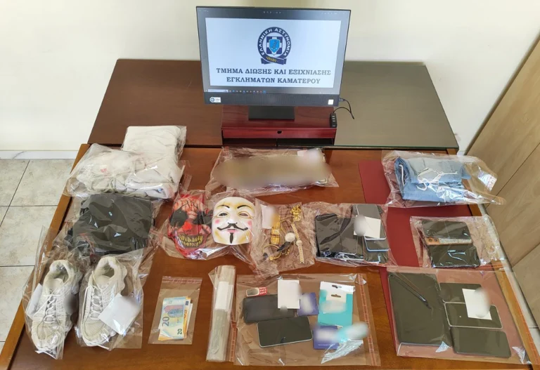 Άνω Λιόσια: Αστυνομικοί “μπουκάρουν” σε σπίτι για σπείρα που παρίστανε υπαλλήλους εταιρείας ρεύματος- Άνω των 250.000 ευρώ η λεία, 2 συλλήψεις, 1 ανήλικος (βίντεο)